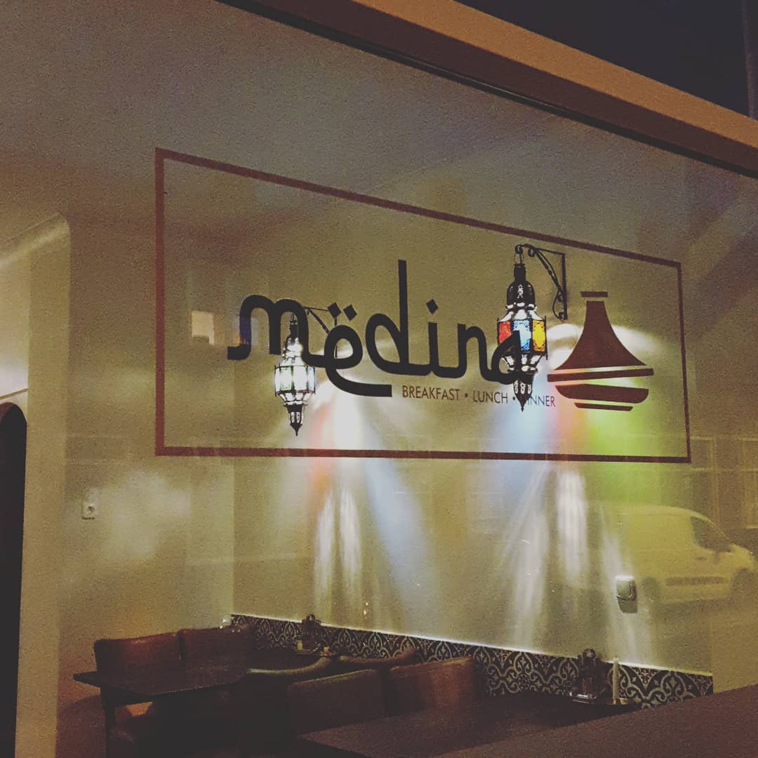 Photo intérieure ou extérieure du restaurant halal