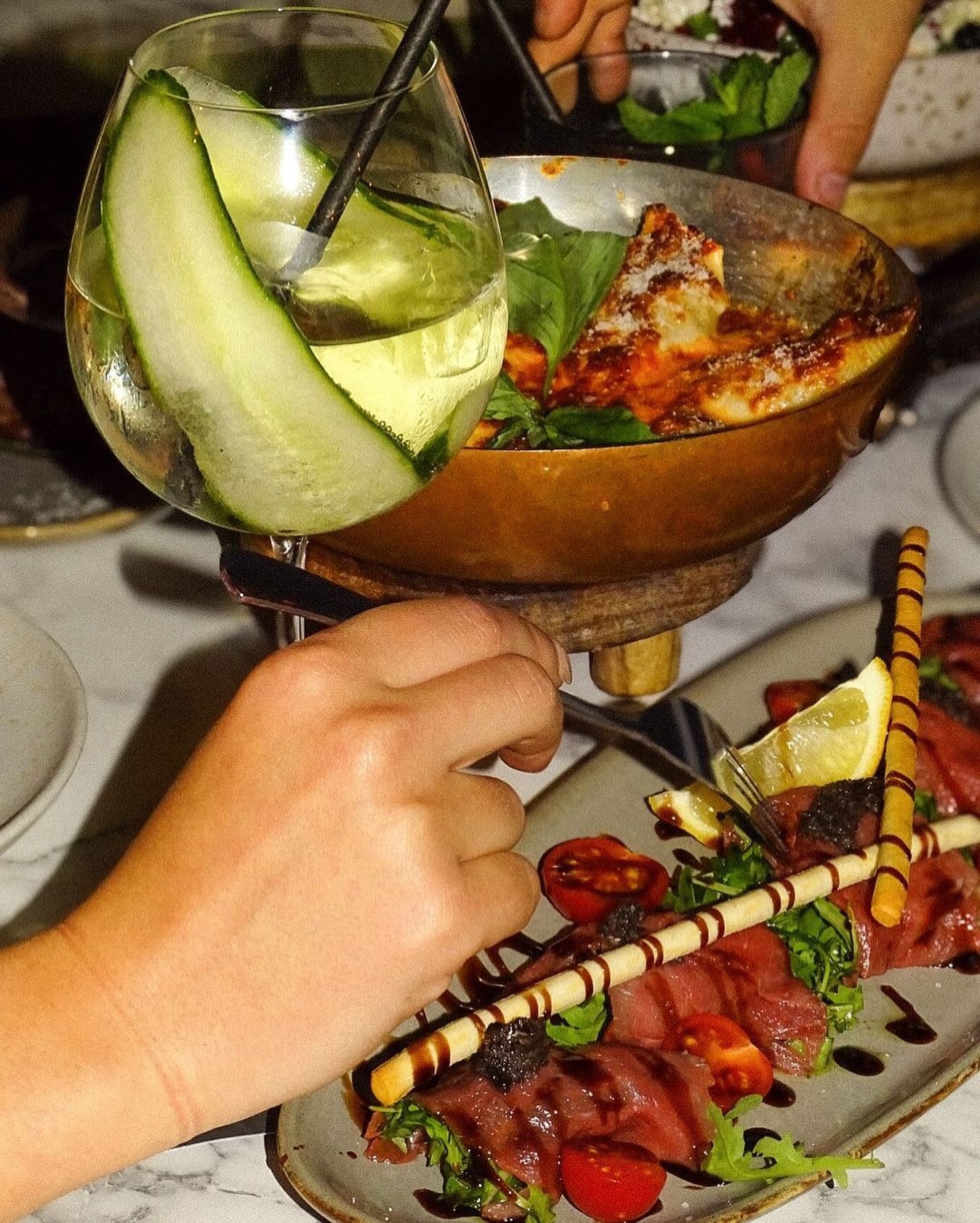 Photo intérieure ou extérieure du restaurant halal