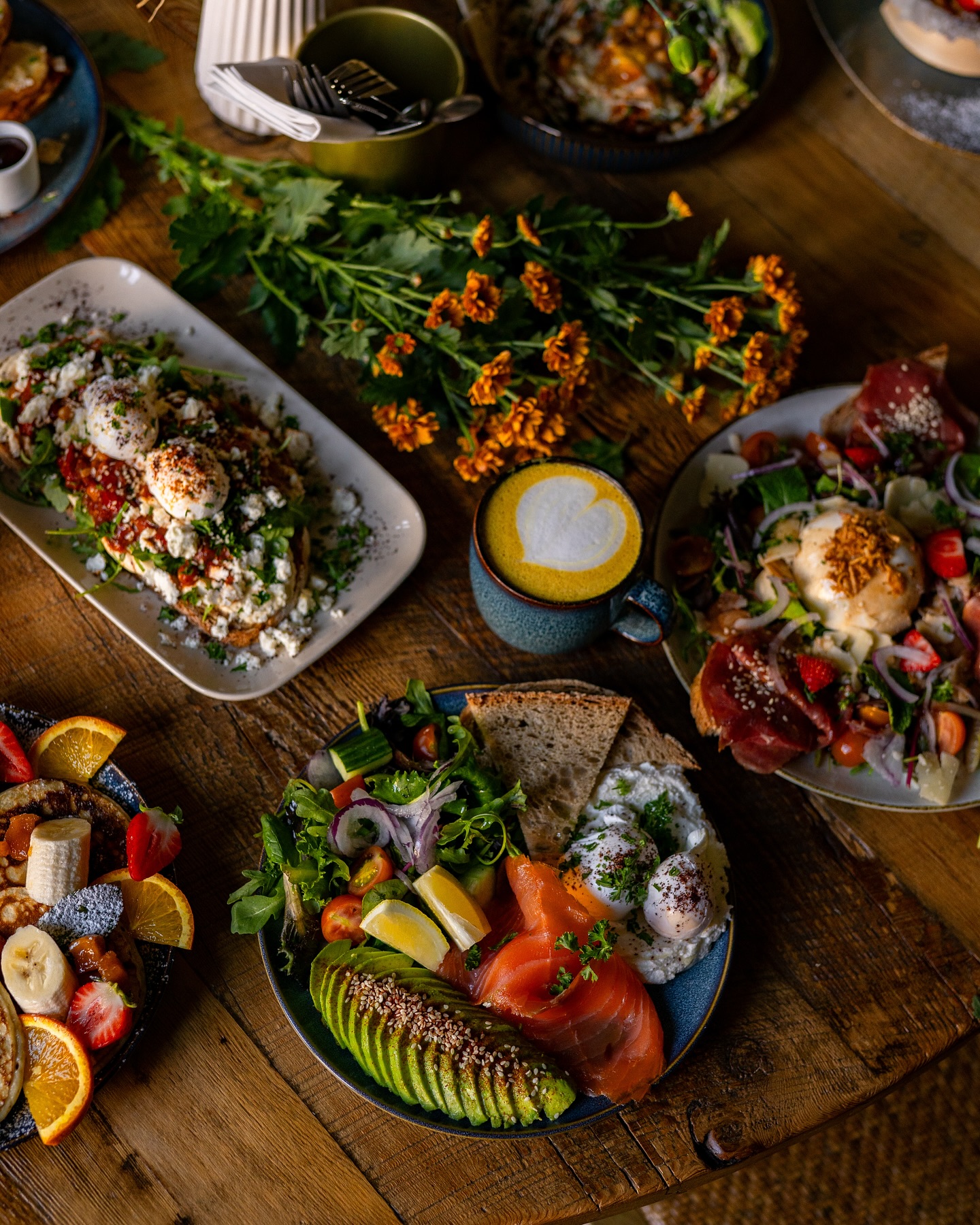 A colorful breakfast plate featuring smoked salmon, avocado, poached eggs, and fresh vegetables at La Table Rustique, a halal restaurant in Bruxelles, Belgium.