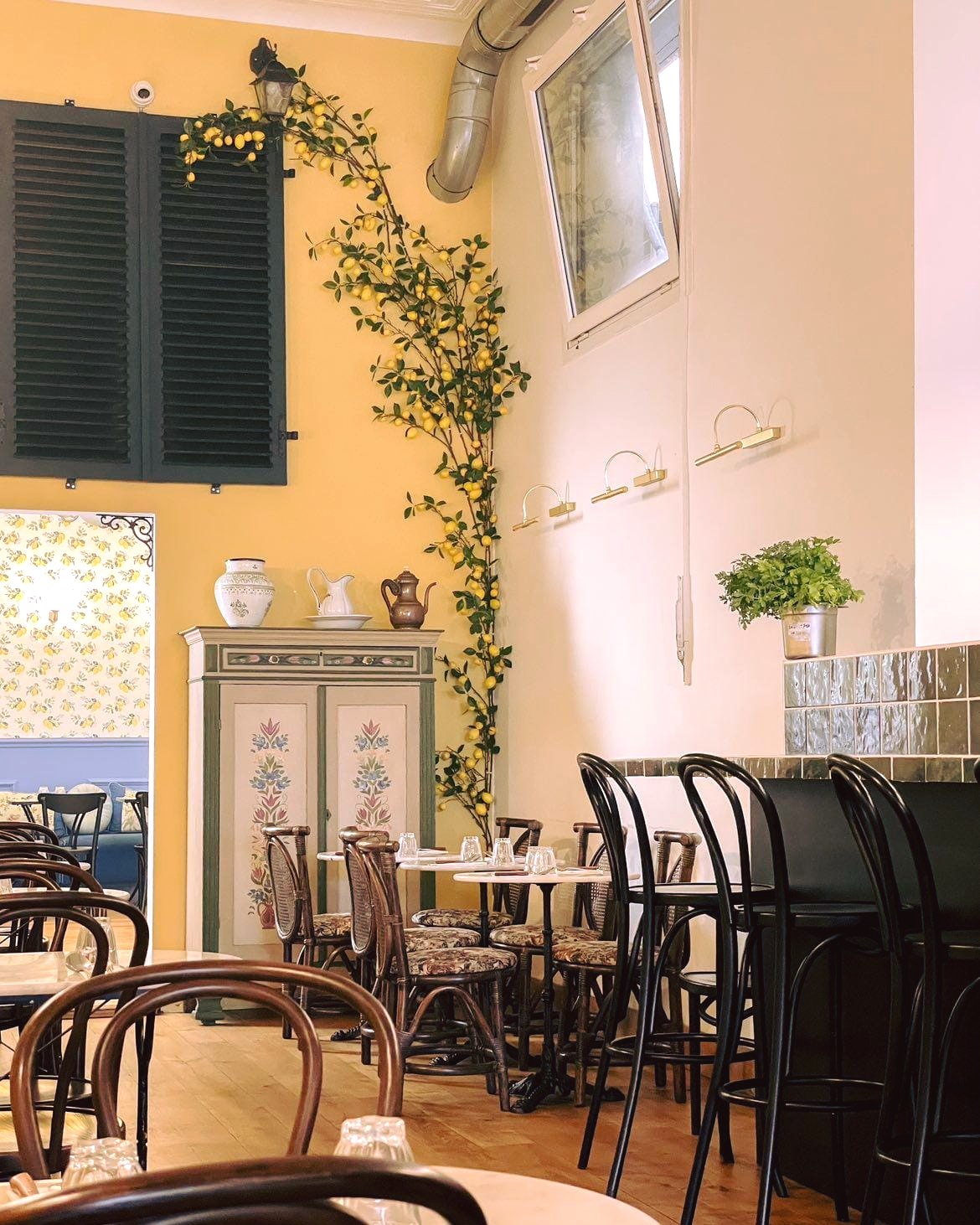 Photo intérieure ou extérieure du restaurant halal