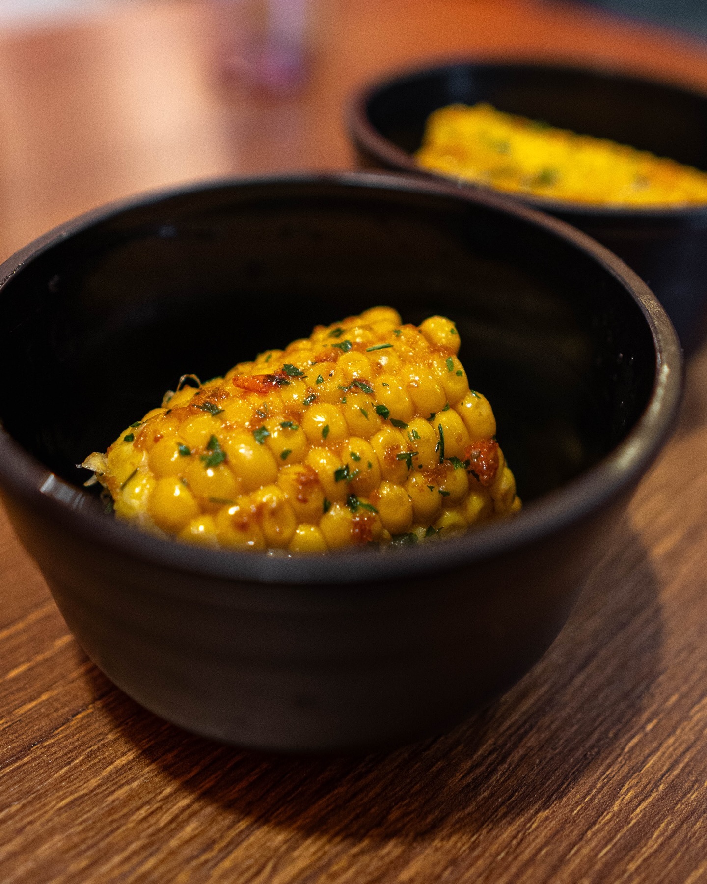 Un épi de maïs grillé au Traphouse Food, un restaurant halal à Bruxelles, Belgique.
