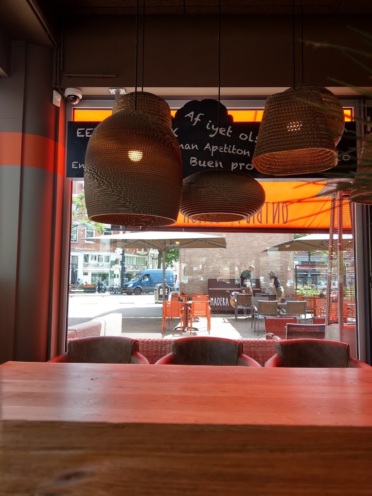 Photo intérieure ou extérieure du restaurant halal