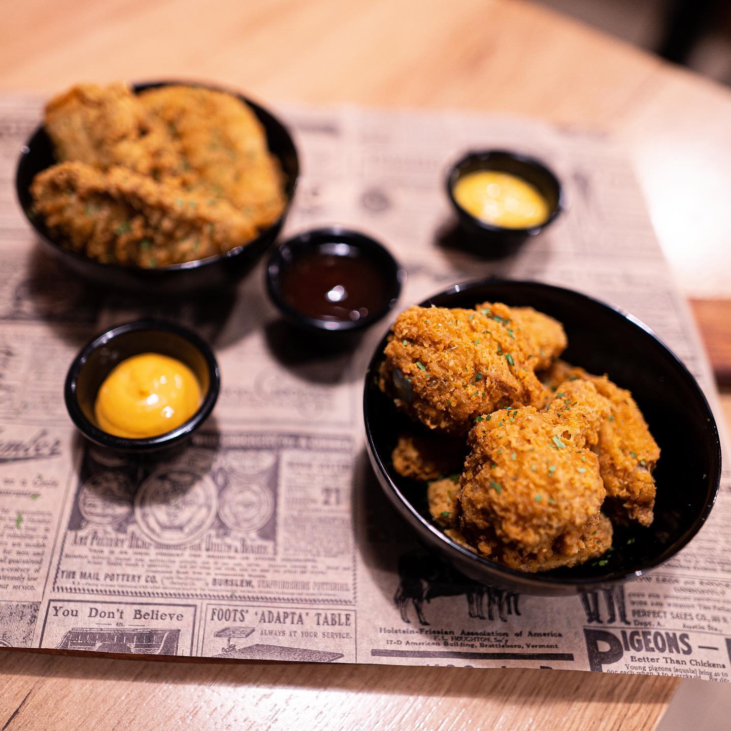 Une assiette de poulet frit avec des sauces d'accompagnement au Peach Pit, un restaurant halal à Schaerbeek, Belgique.