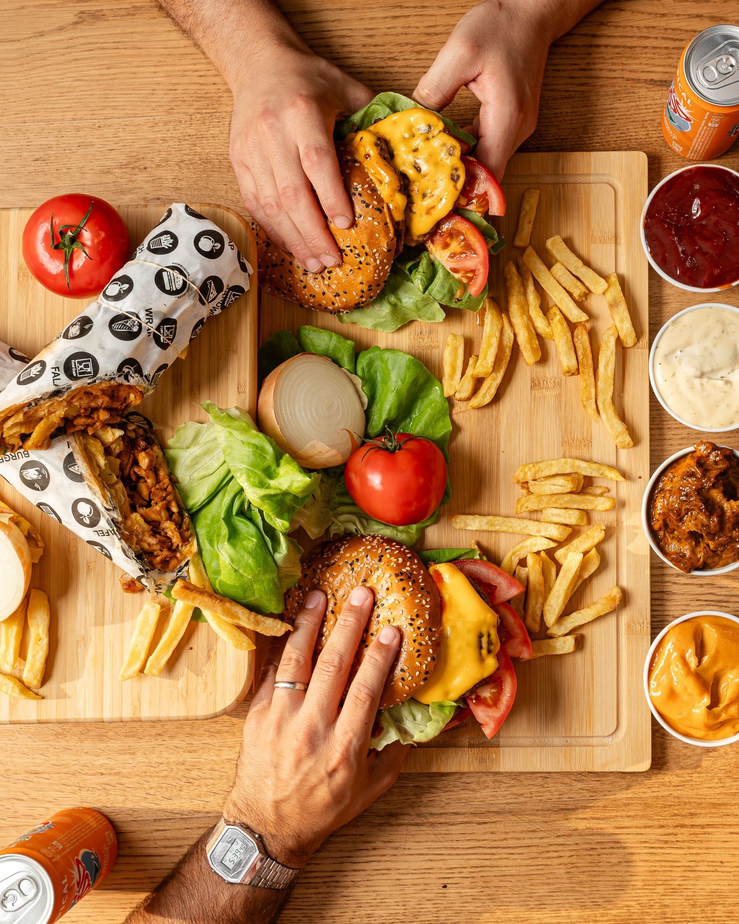 Un burger avec du fromage, de la laitue, des tomates et une portion de frites au Fritiko, un restaurant halal à Molenbeek-Saint-Jean, Belgique.