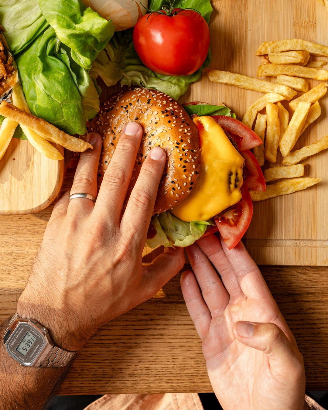 Un cheeseburger avec de la laitue, de la tomate et des frites au Fritiko, un restaurant halal à Anderlecht, Belgique.