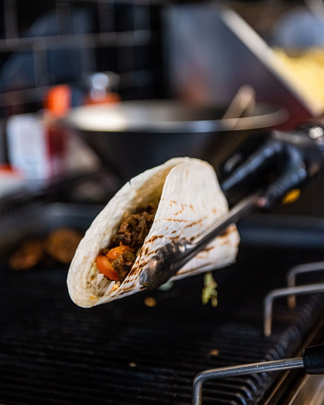 Een taco gevuld met rundvlees, tomaten en sla bij Snack Bosphorus, een halal restaurant in Oudergem, België.