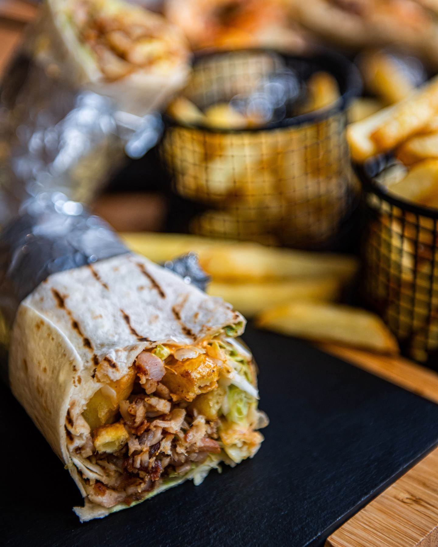 Een gegrilde kipwrap met sla en saus bij Snack Bosphorus, een halal restaurant in Oudergem, België.