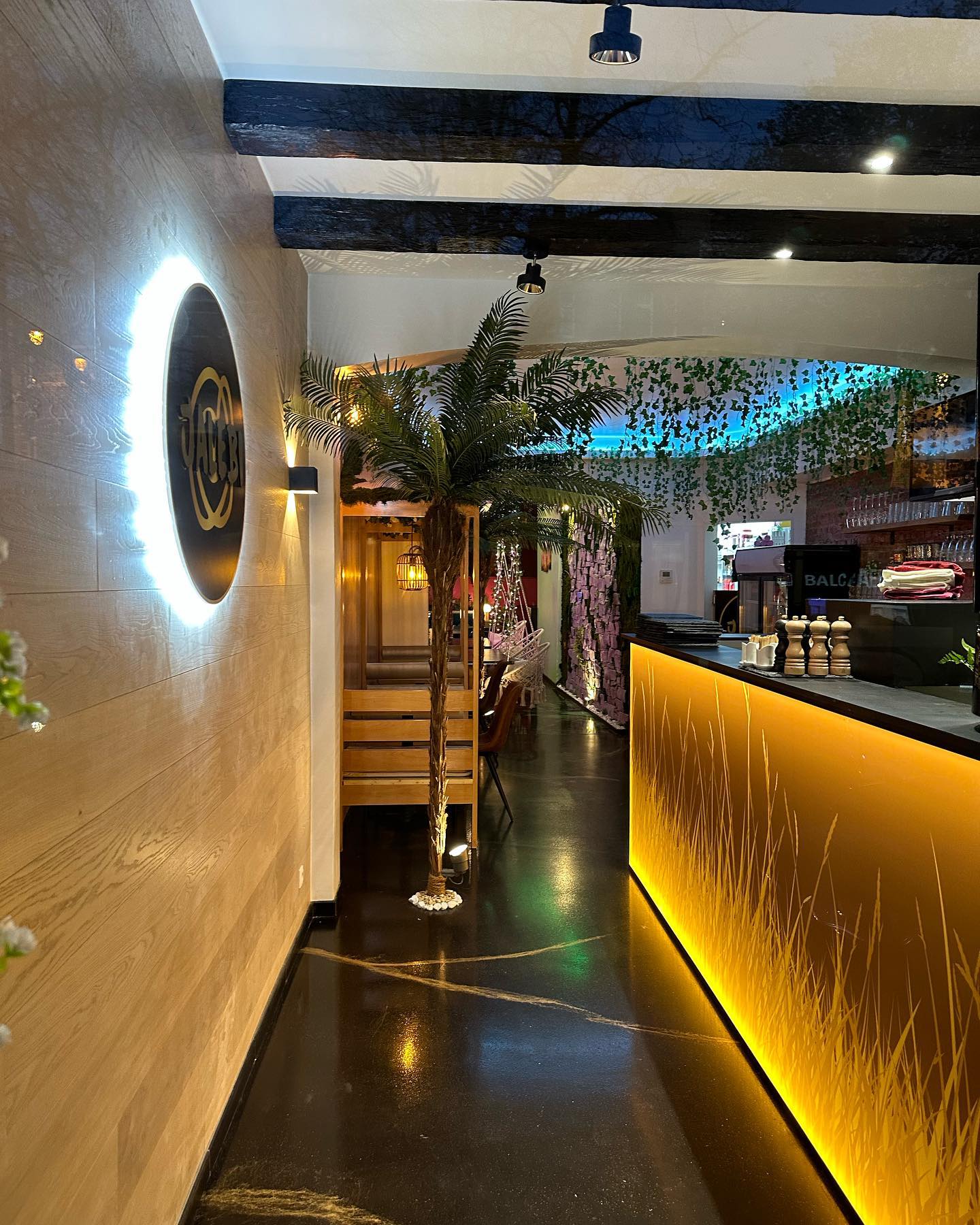 Photo intérieure ou extérieure du restaurant halal