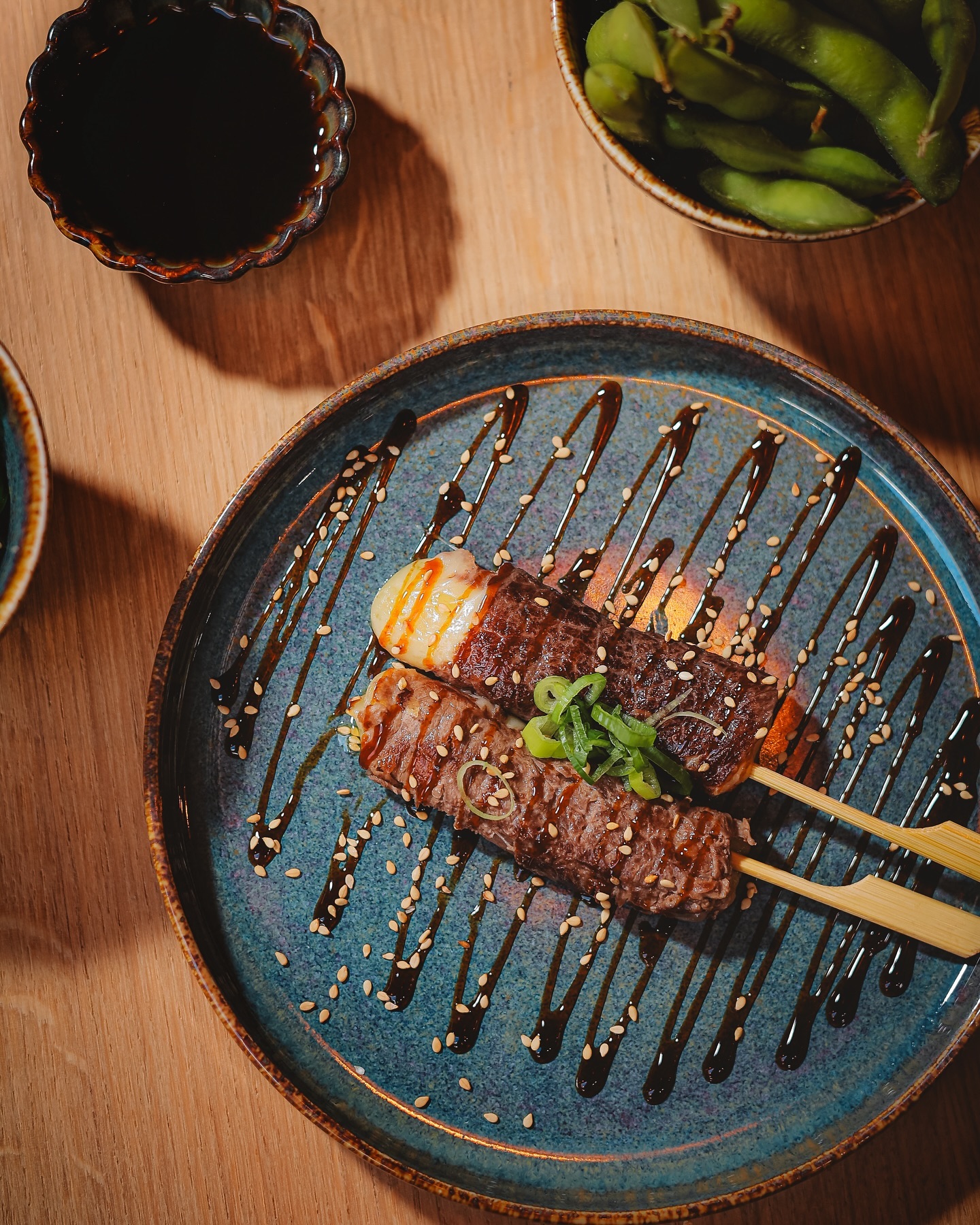 Een bord sushirollen belegd met garnalen en besprenkeld met saus in halal restaurant Tsuki in Anderlecht, België.