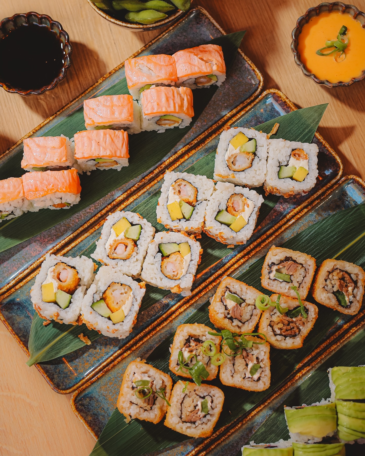 Een verscheidenheid aan sushirollen bij Tsuki, een halal restaurant in Anderlecht, België.