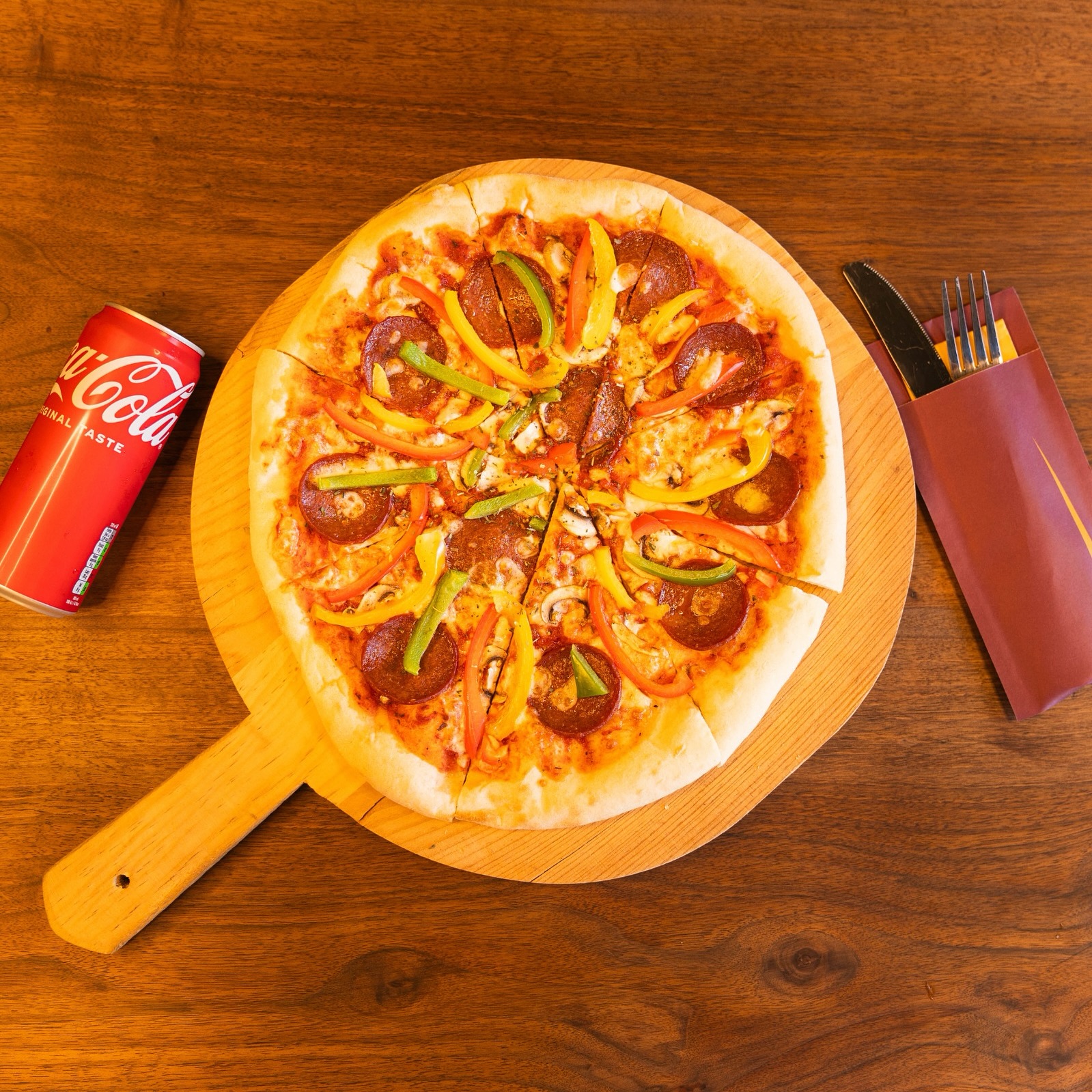 A pepperoni pizza topped with bell peppers and mushrooms at City Food Lounge, a halal restaurant in Genk, Belgium.