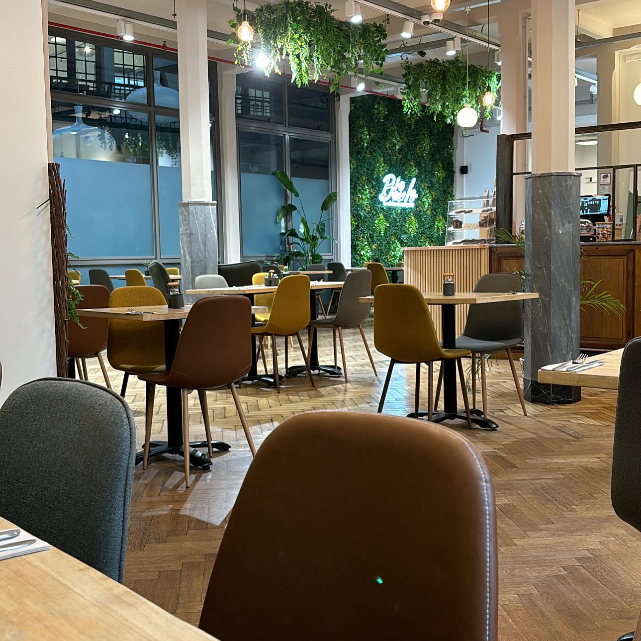 Photo intérieure ou extérieure du restaurant halal