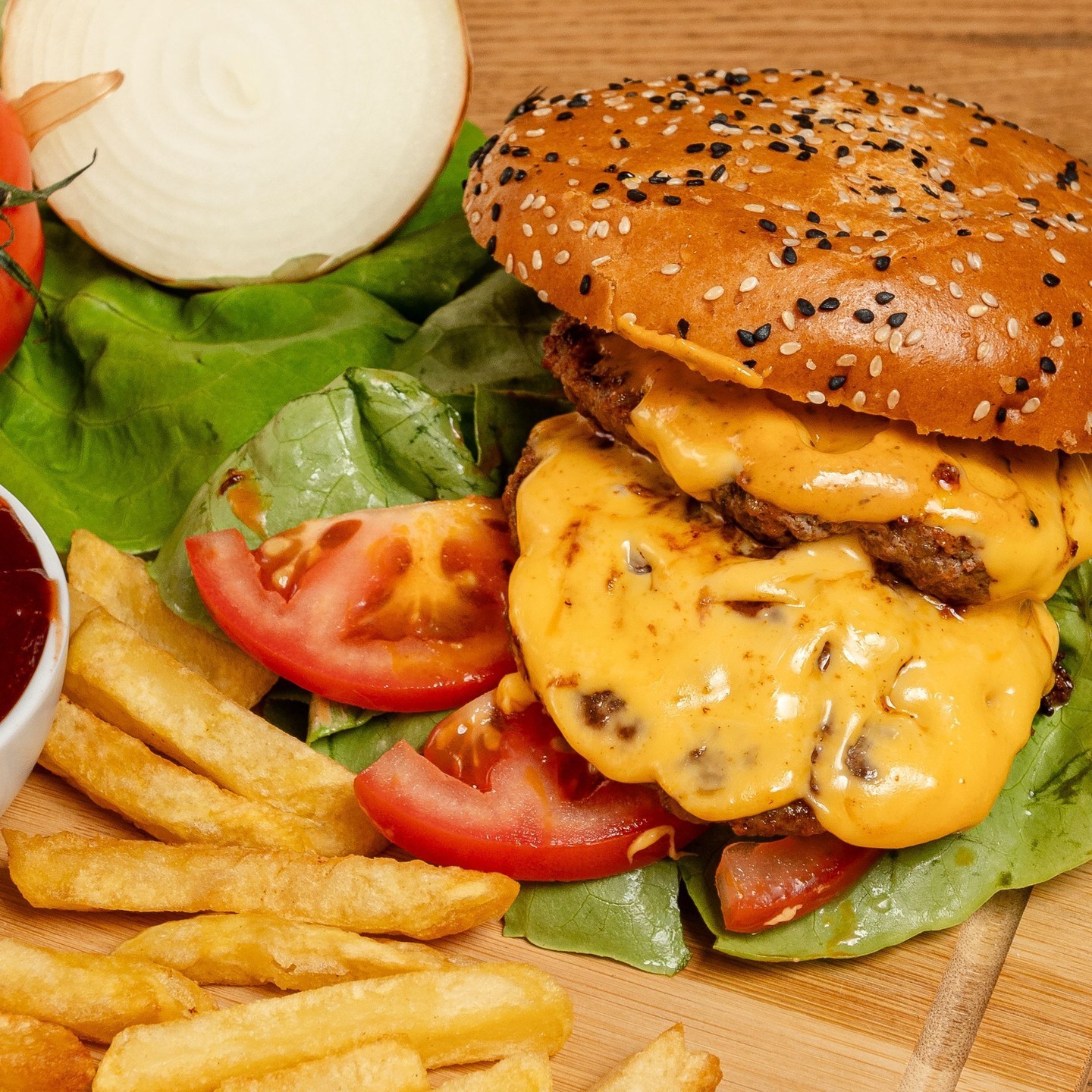 Un cheeseburger avec du fromage fondu, de la laitue et des tomates, servi avec des frites au Fritiko, un restaurant halal à Ganshoren, en Belgique.