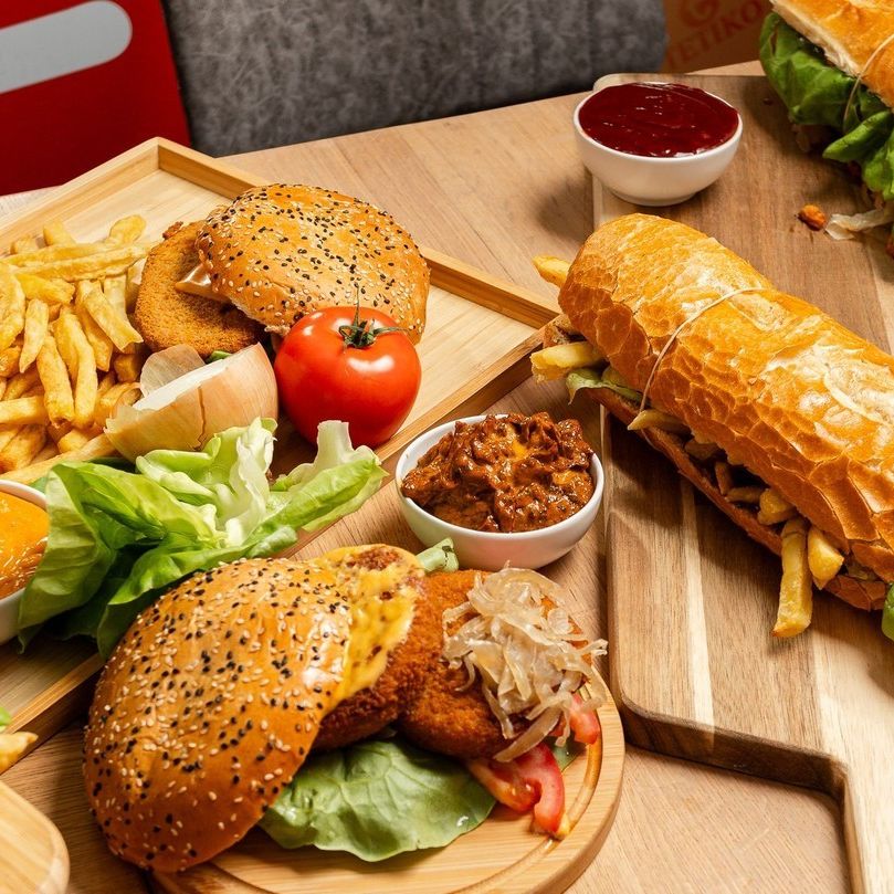 Un plateau de burgers, frites et sauces au Fritiko, un restaurant halal à Ganshoren, Belgique.