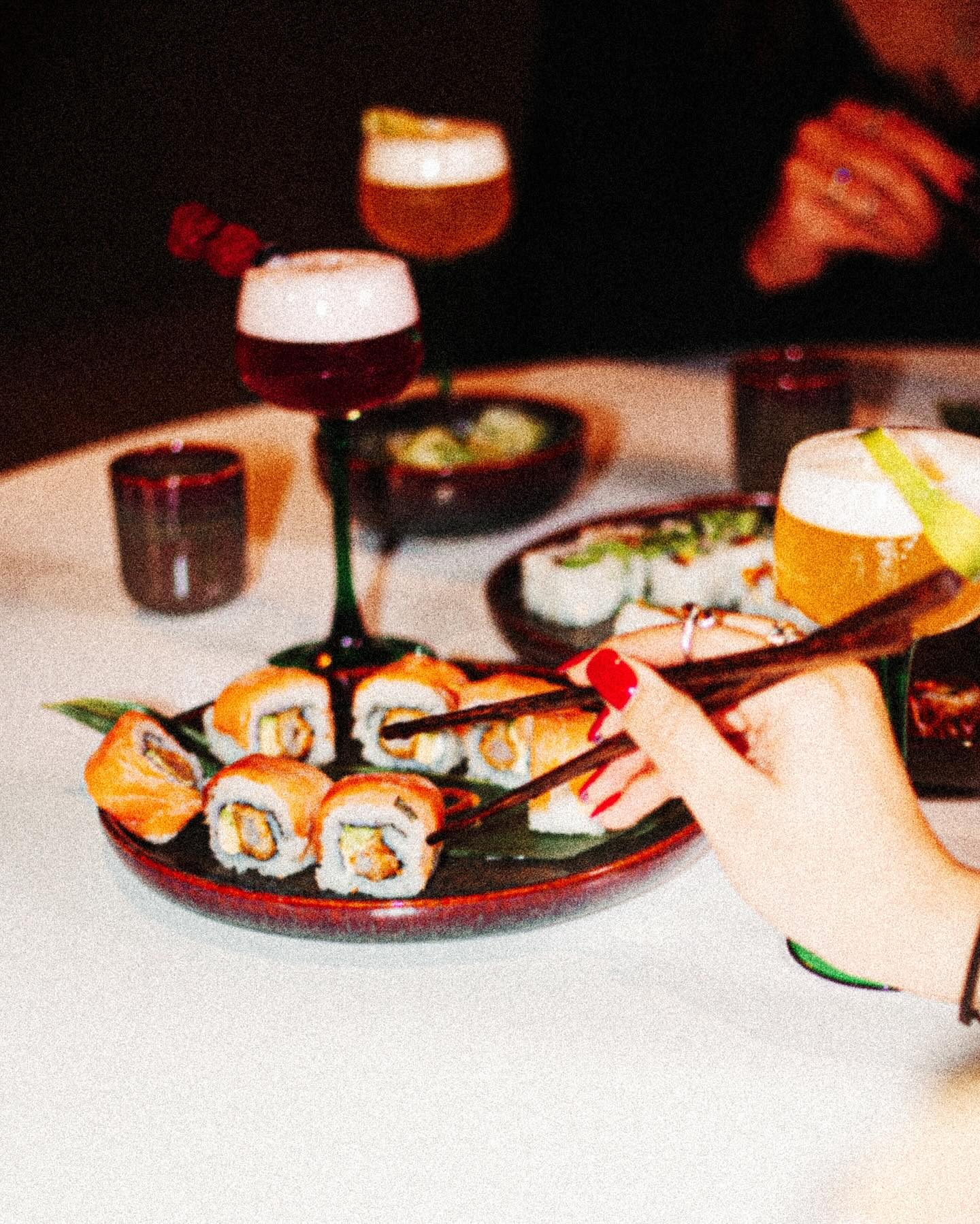Een bord sushirollen bij halal restaurant NOYA in Schaerbeek, België.