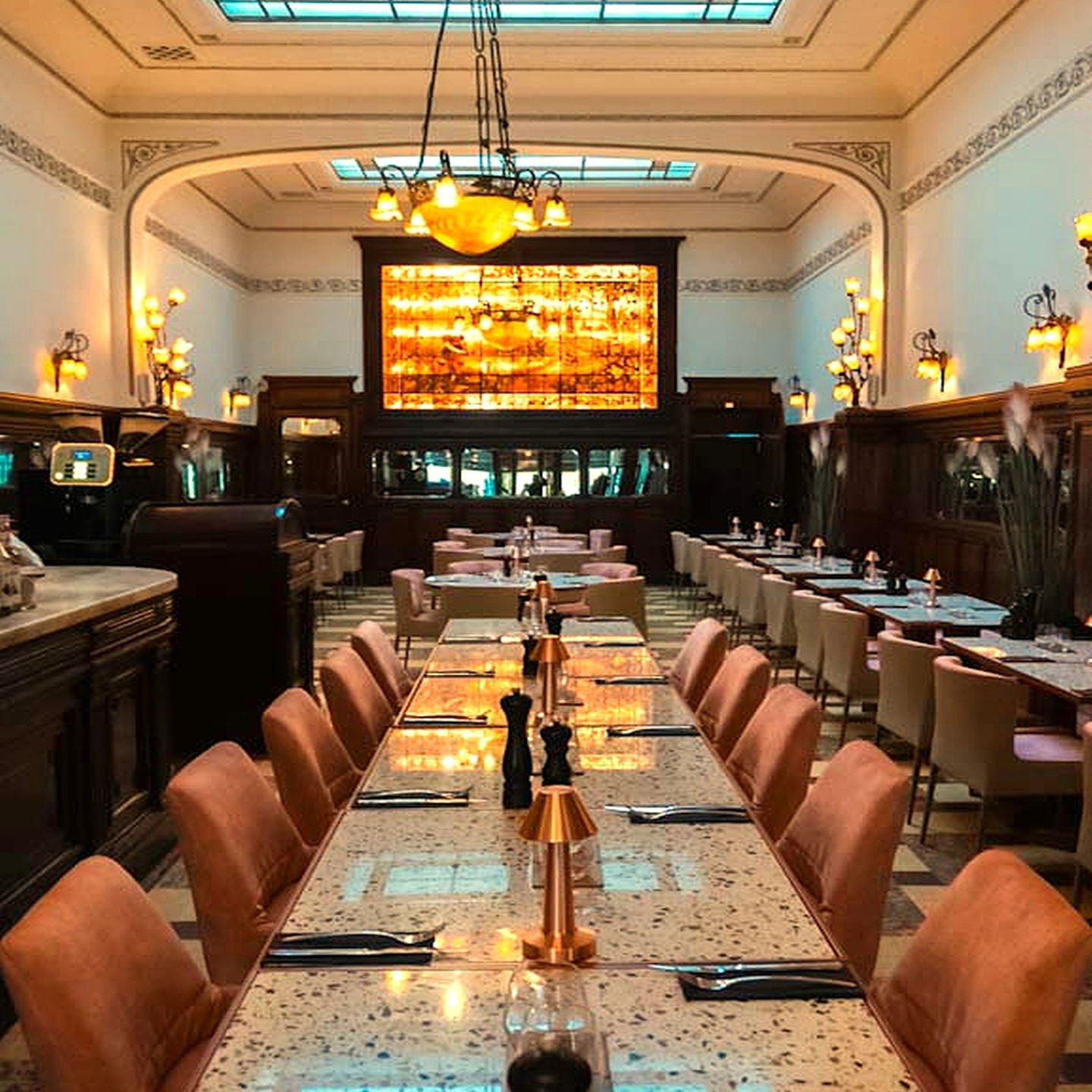 Photo intérieure ou extérieure du restaurant halal