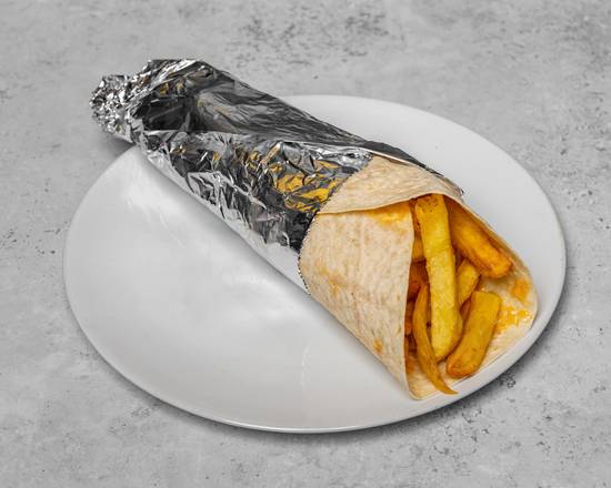 Een gewikkelde portie friet bij Batata, een halal restaurant in Anderlecht, België.