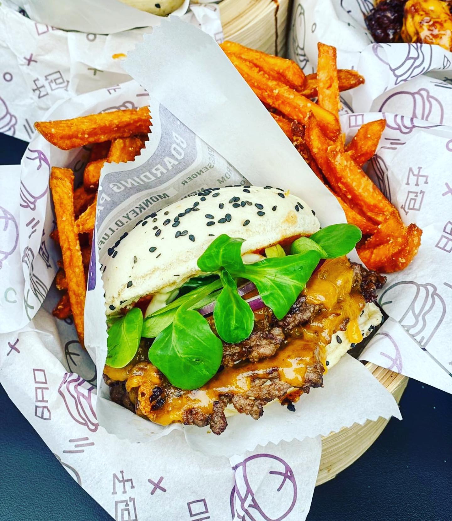 Een burger met kaas, groenten en zoete aardappelfrites bij GOMU, een halal restaurant in Brussel, België.