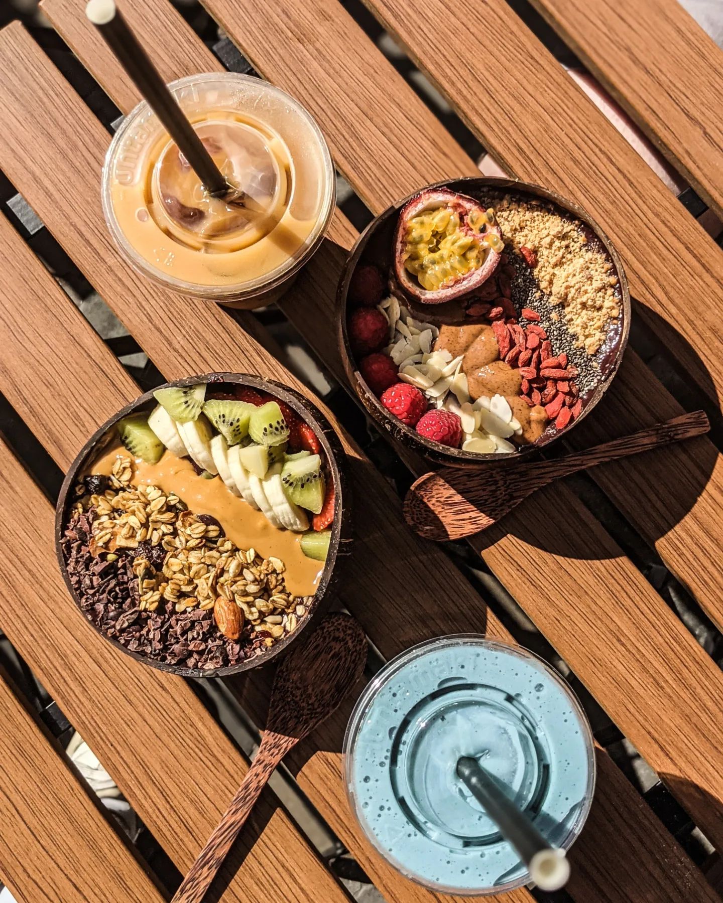 Un bol d'acai coloré garni de fruits, de granola et de noix au restaurant halal La Cai à Bruxelles, Belgique.