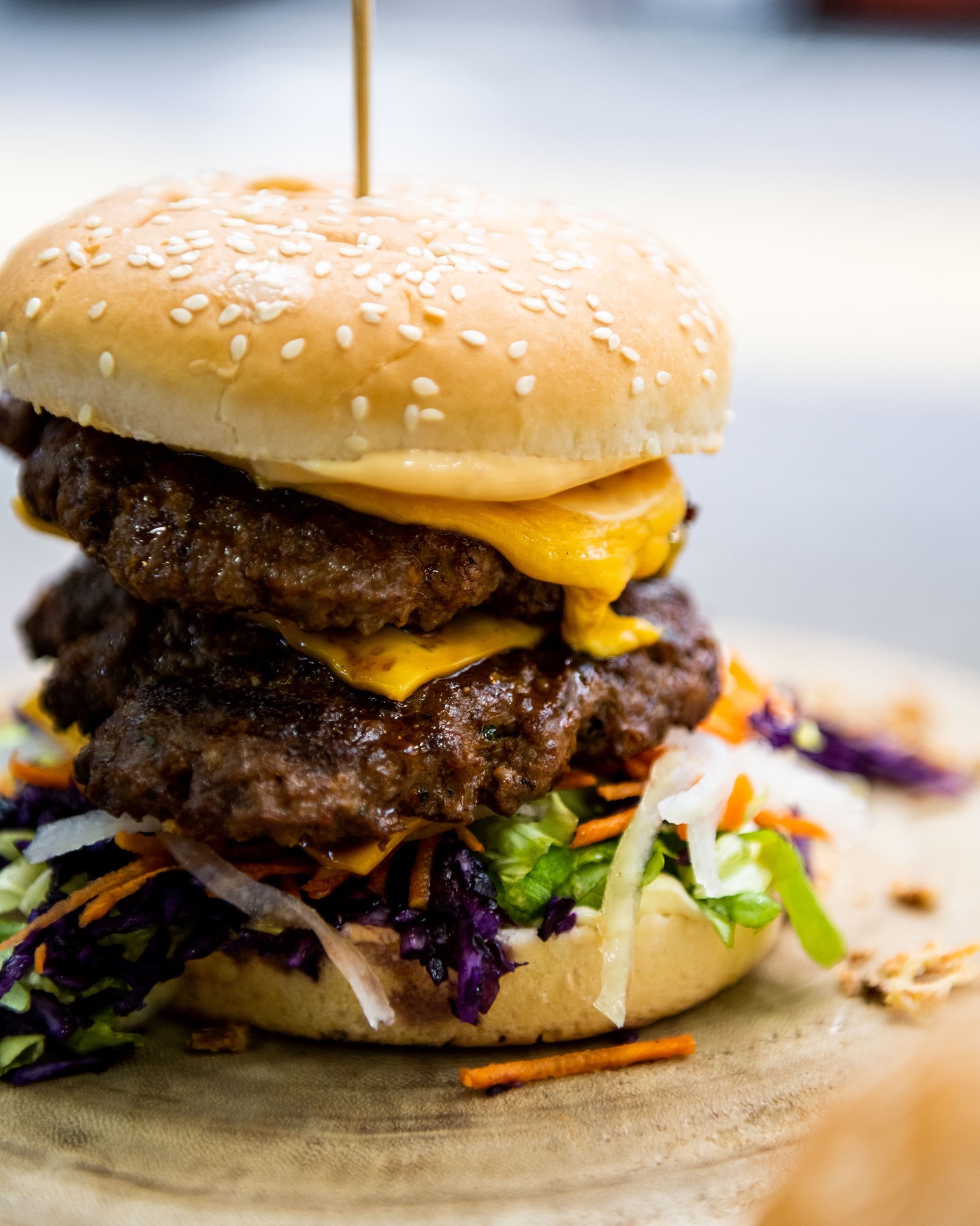 Un cheeseburger avec deux galettes de boeuf, du fromage fondu et des légumes frais au Snack Murat, un restaurant halal à Saint-Gilles, Belgique.
