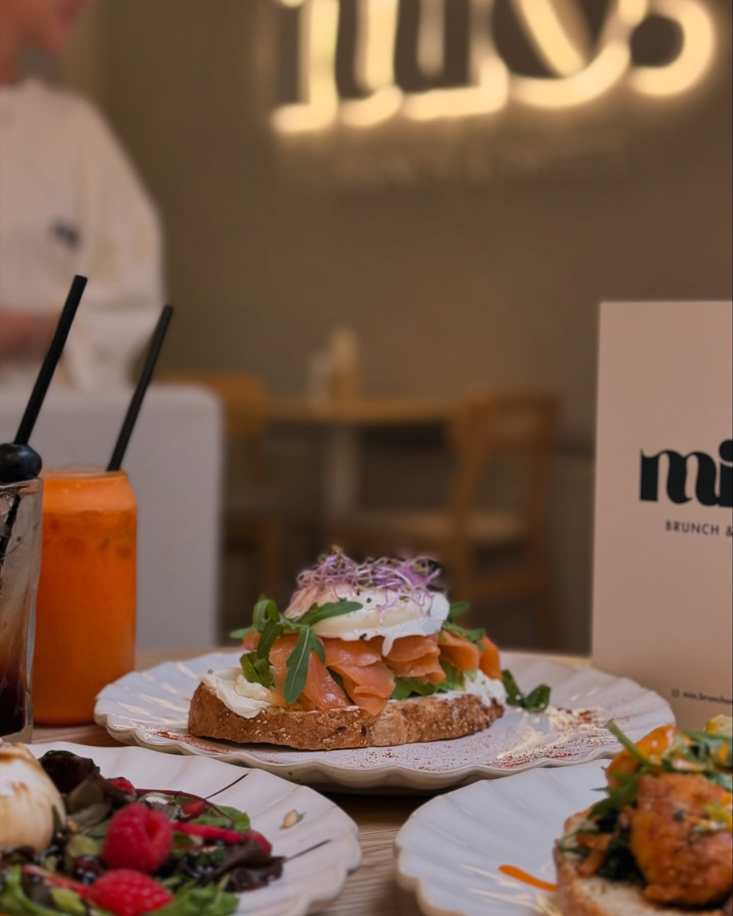 Une assiette de saumon fumé sur pain grillé avec des œufs pochés et de la roquette au restaurant halal Mio à Anvers, Belgique.